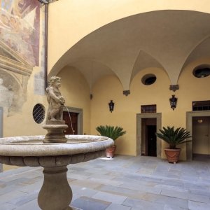 Cinque vani in Borgo degli Albizi, secondo piano con ascensore