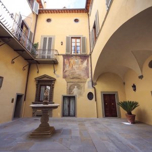 Cinque vani in Borgo degli Albizi, secondo piano con ascensore