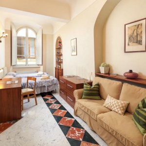 Cinque vani in Borgo degli Albizi, secondo piano con ascensore