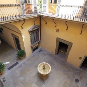 Cinque vani in Borgo degli Albizi, secondo piano con ascensore