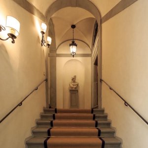 Cinque vani in Borgo degli Albizi, secondo piano con ascensore
